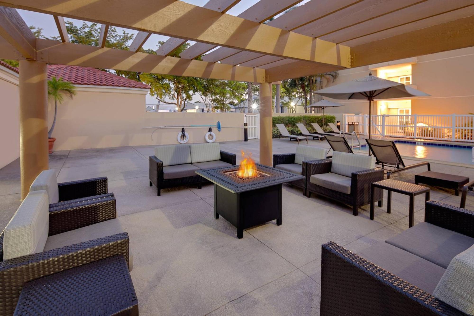 Courtyard By Marriott Fort Lauderdale North/Cypress Creek Екстериор снимка